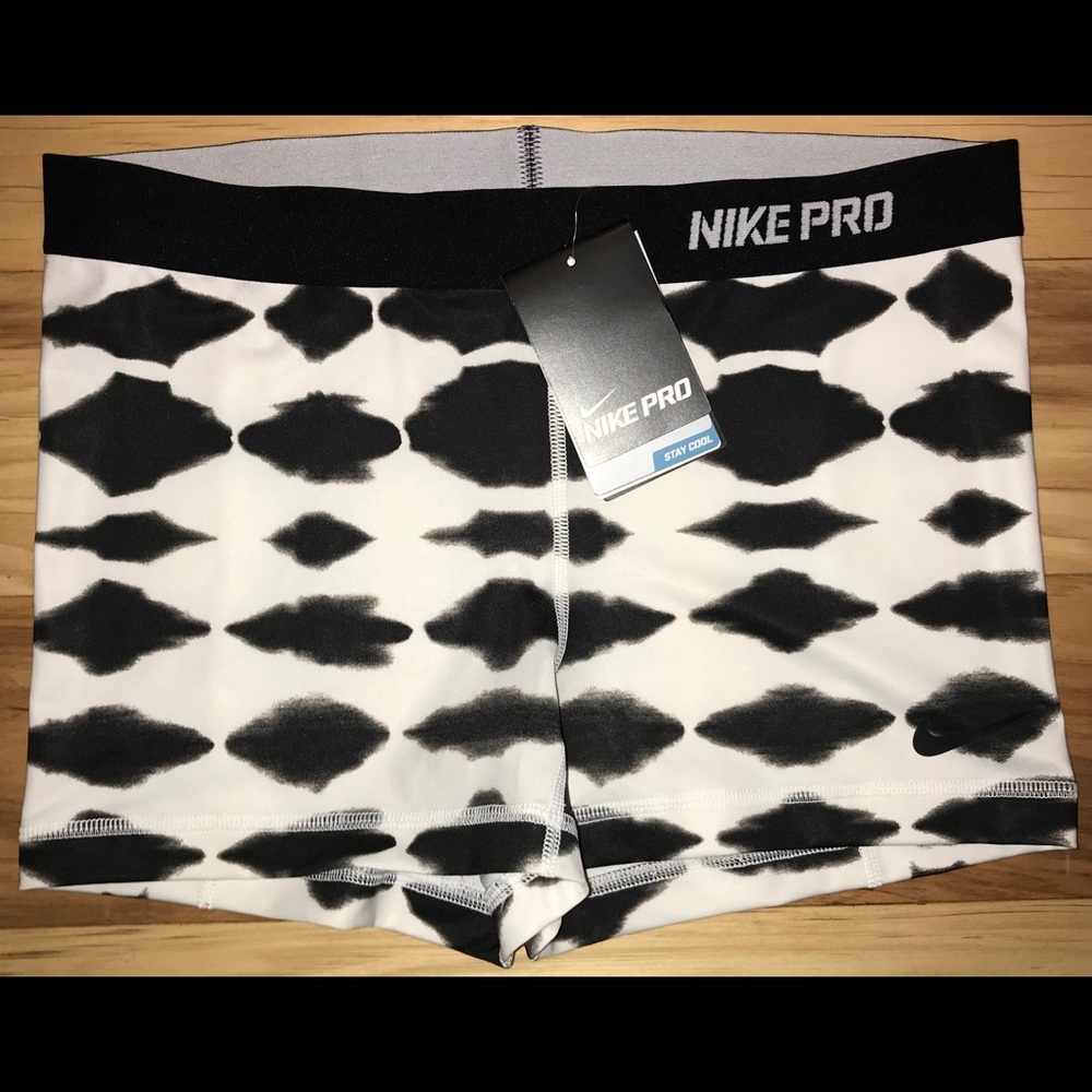 NEW-NIKE PRO WOMEN’S TRAINING SHORTS-SIZE LARGE